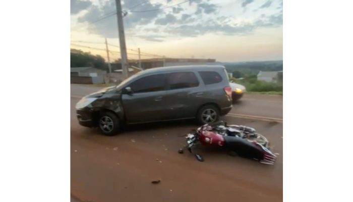 Quedas - Acidente entre um automóvel e motocicleta deixou duas pessoas feridas